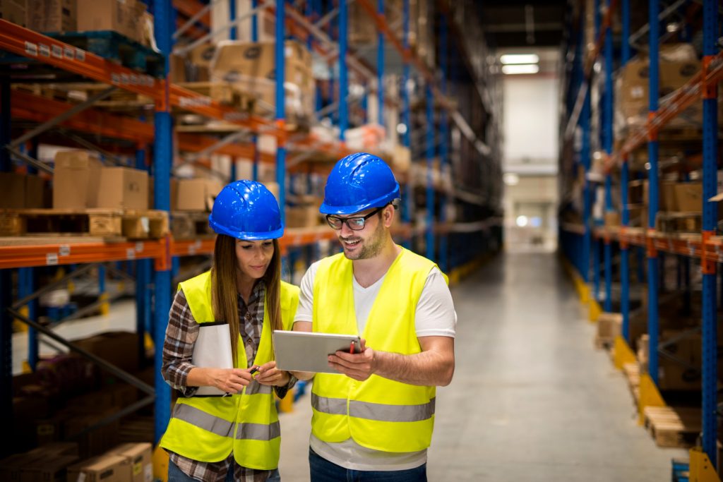 Logistieke medewerkers in een distributiecentrum - 5 logistieke functies met de grootste tekorten in 2026
