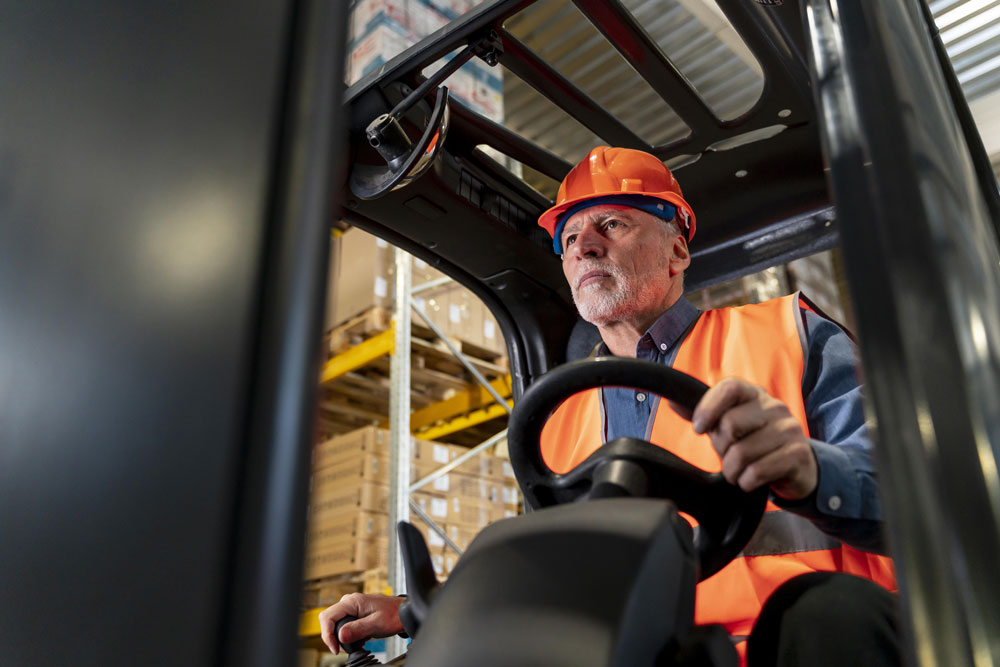 Dagelijkse werkzaamheden van een heftruckchauffeur in een logistiek distributiecentrum.