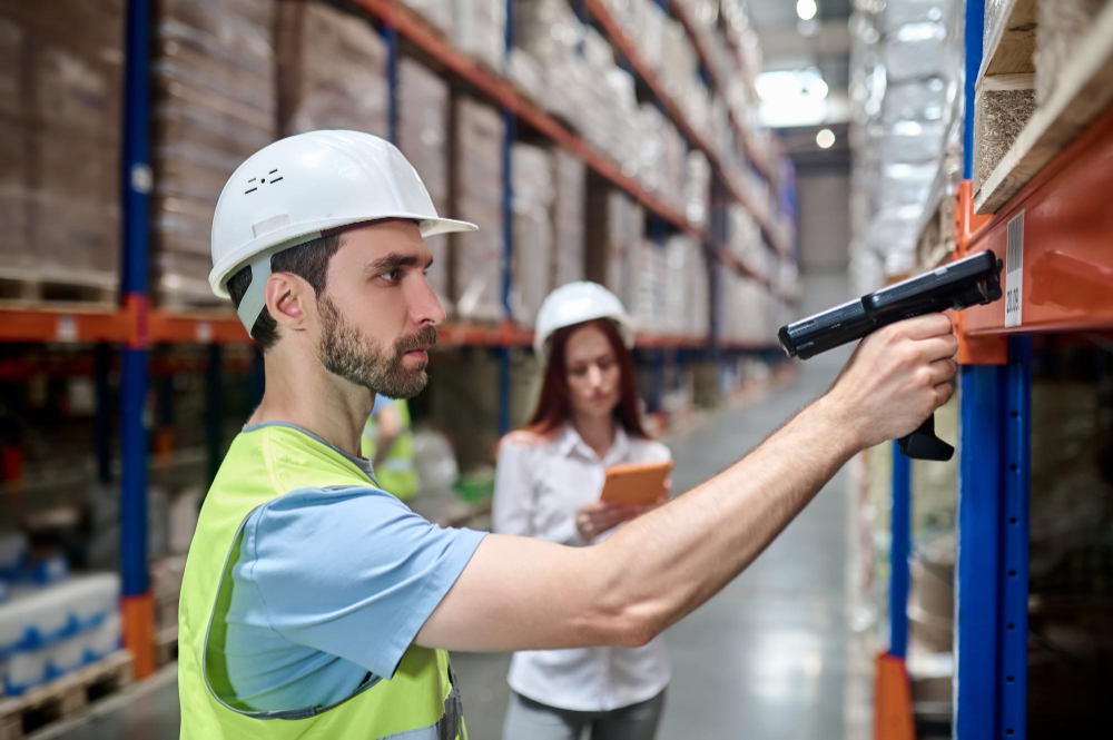 Orderpicker verzamelt producten met een scanner in een magazijn